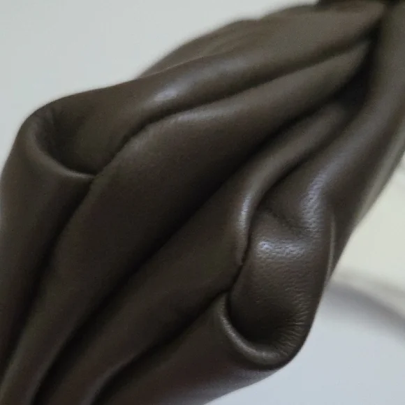 The Row Crossbody Bag Minimalist Design - Picture 5 of 8